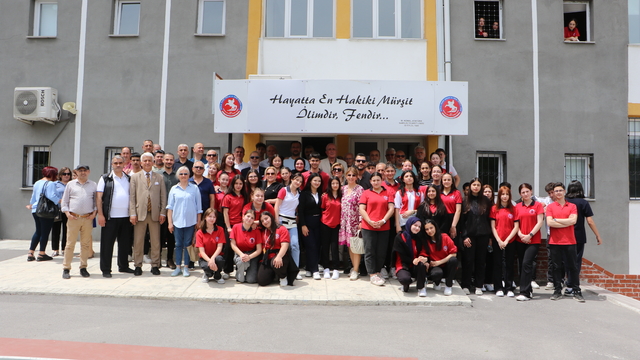 Eray öğretmen 40 yıl görev yaptığı okuldan İzmir Marşı'yla emekli oldu