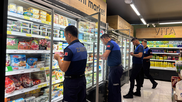 Mersin'de son kullanma tarihi geçmiş 1800 ürün imha edildi