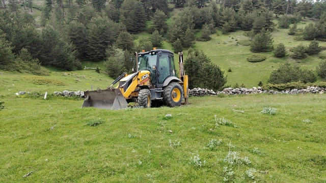 Freni boşalan iş makinesinden atlayan operatör yaralandı