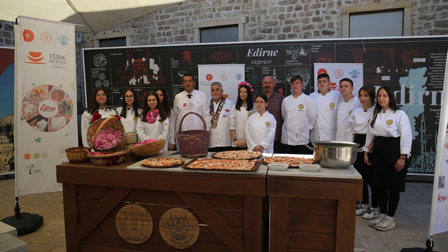 Edirne'de şef adayı öğrenciler topladıkları güllerden Osmanlı reçetesine göre reçel hazırladı