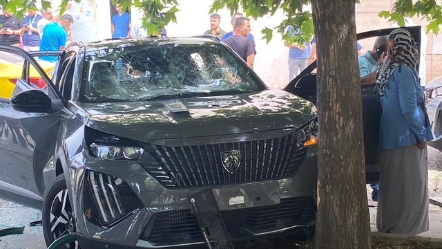 Diyarbakır'da hastane bahçesinde oturanlara otomobil çarptı, 1 kişi öldü, 1 kişi yaralandı