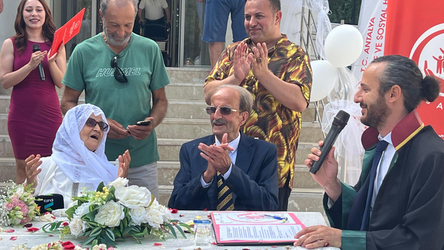 Depremzede çift, evliliklerinin 70. yılında huzurevinde nikah tazeledi