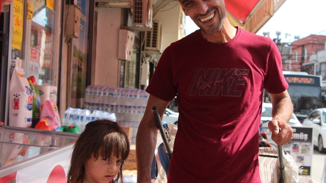 Görme engelli kağıt toplayıcısı babaya 6 yaşındaki kızı yol gösteriyor