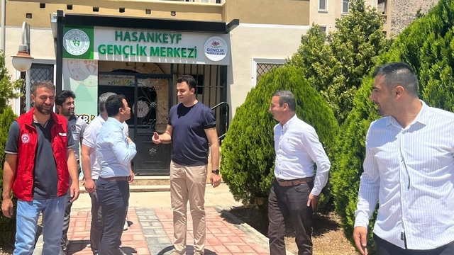Hasankeyf Kaymakamı İmrak, hizmete açılacak gençlik merkezinde incelemelerde bulundu