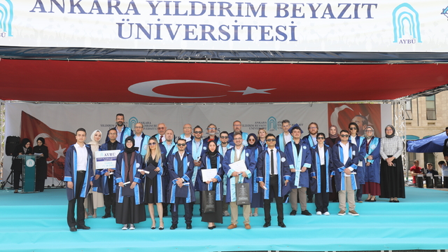 AYBÜ İnsan ve Toplum Bilimleri Fakültesi'nde mezuniyet coşkusu