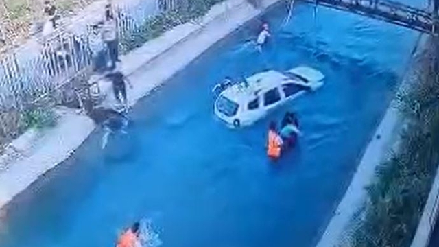 Sulama kanalına uçan cipteki 2 kişiyi çevredekiler kurtardı