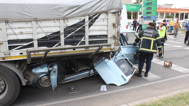 TIR'a arkadan çarpan otomobilde sıkışına sürücü, 20 dakikalık çalışmayla kurtarıldı
