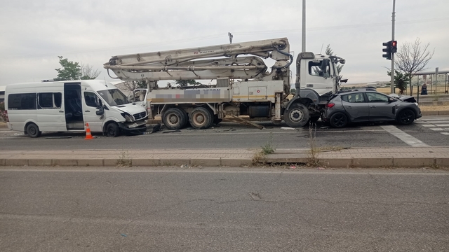 Diyarbakır'da 3 araç kazaya karıştı; 11 yaralı