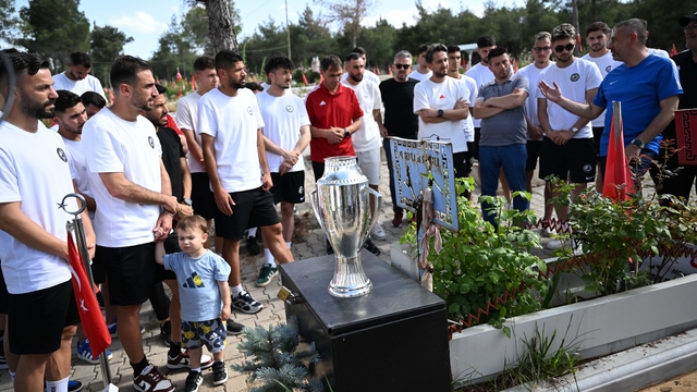 Nesine 2. Lig'e yükselen İstiklalspor, bu başarıyı depremde kaybettikleri futbolcu arkadaşlarına adadı