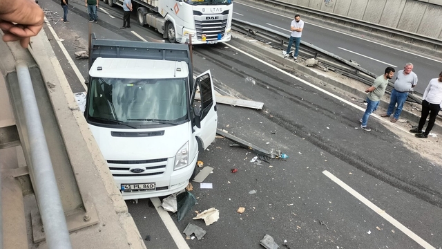 Sakarya'da lastiği patlayan tır kaza yaptı, 1 kişi yaralandı