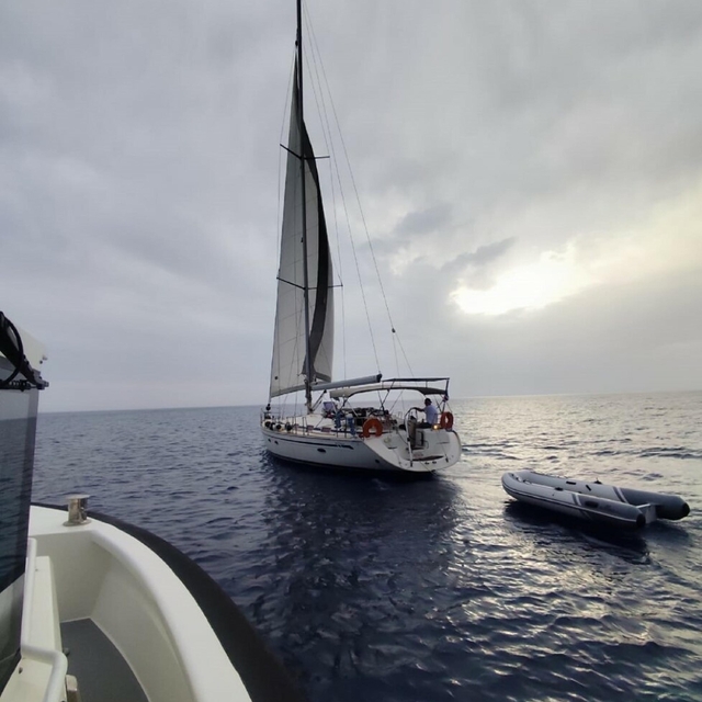Fethiye'de yelkenli teknede 2 göçmen kaçakçısı ve 33 kaçak göçmen yakalandı