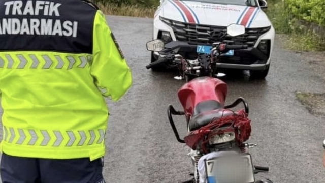 Yüzüstü uzanarak motosiklet kullanan sürücüye 45 bin lira ceza