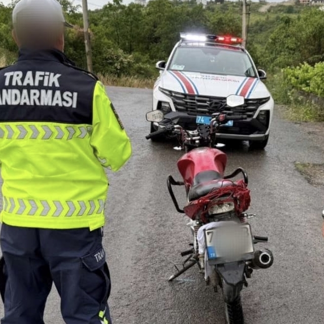 Yüzüstü uzanarak motosiklet kullanan sürücüye 45 bin lira ceza