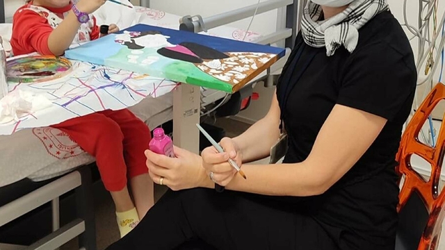 Emekli öğretmen, tedavi gören çocukların kalplerine resimle dokunuyor