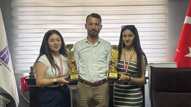 Manisalı kuaförler, saç ve makyaj yarışmasından derecelerle döndü