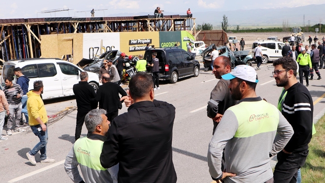 Beton mikserinin çarptığı araçlar hurdaya döndü, sürücü yaralandı