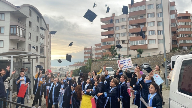 Öğrencilerden kanser tedavisi gören öğretmenlerine duygulandıran sürpriz