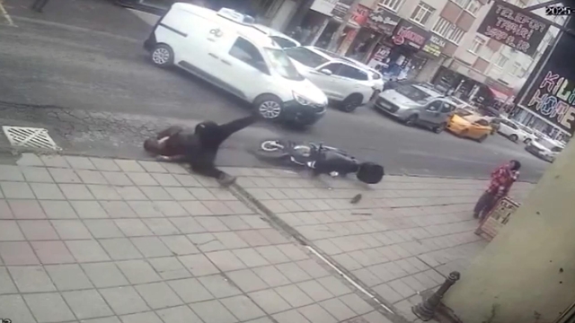 Hafif ticari araç ile motosikletin çarptığı kaza kamerada