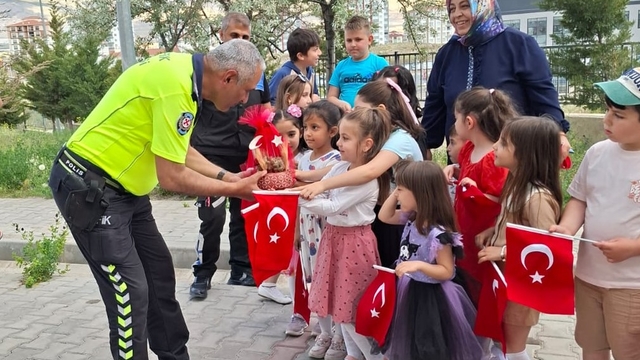 Niğde'de polisler öğrencilere trafik eğitimi verdi