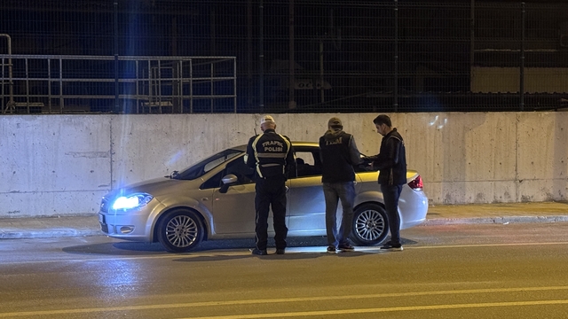 Edirne'de polis ekipleri asayiş, trafik ve yasa dışı geçişleri önlemeye yönelik denetim yaptı