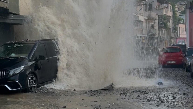 İzmir'de isale hattı patladı; 4 otomobil hasar gördü