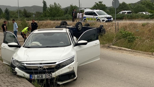 Bilecik'te iki otomobilin çarpıştığı kazada 3 kişi yaralandı