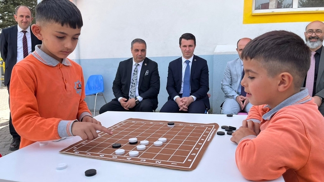 Akıncılar'da öğrenciler için dama kursu düzenlendi