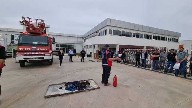 Gerze'de fabrika çalışanlarına yangına müdahale eğitimi verildi