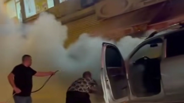 Yanan hafif ticari araca hortumla su tutarak müdahale ettiler