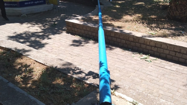 Efeler'de aydınlatma direğinin devrilmesi sonucu 2 kişi yaralandı