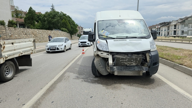 Bursa'da otomobille çarpışan minibüsün sürücüsü yaralandı