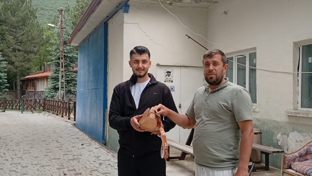 Seydişehir'de bir kişi parkta bulduğu çantayı sahibine ulaştırdı