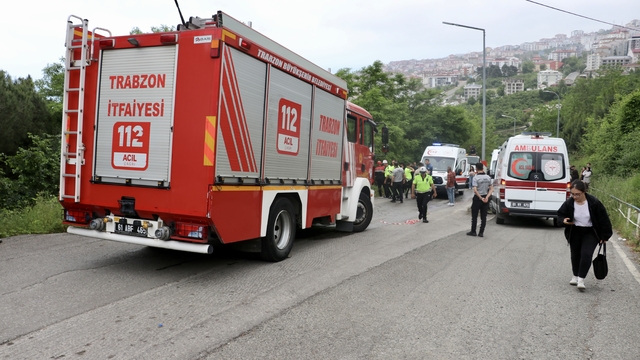 Trabzon'da park halindeki minibüsün kayarak şarampole devrildiği kazada 5 kişi yaralandı