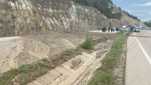 Tokat'ta toprak kayması sonucu ulaşıma kapanan yol açıldı