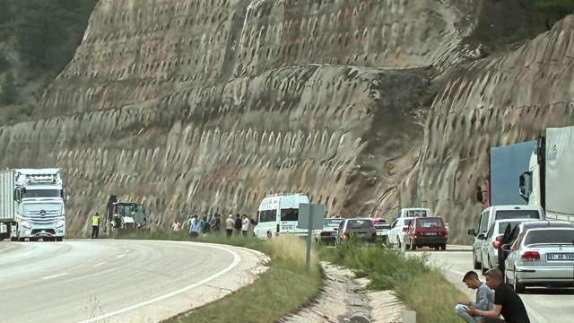 Tokat'ta heyelan; D-100 kara yolu tek yönlü ulaşıma kapandı