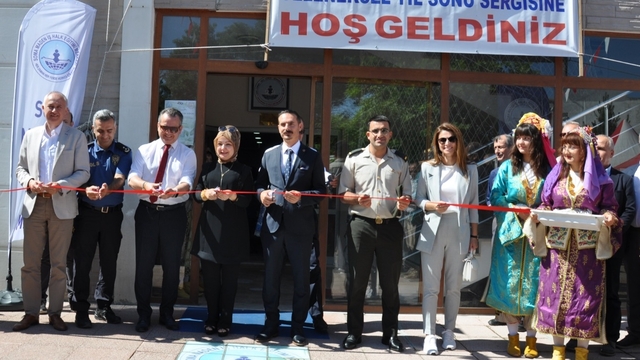 Soma'da halk eğitim merkezinin yıl sonu sergisi açıldı