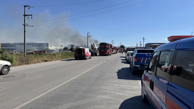 İzmir'de fabrikada çıkan yangına müdahale ediliyor