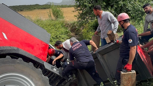 Adana'da devrilen biçerdöverin altında sıkışan sürücüsü kurtarıldı