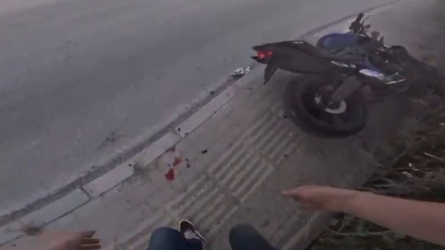 Motosiklet sürücüsü drift atarken kaza yaptı; o anlar kask kamerasında