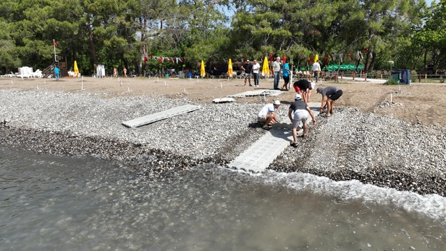 Fethiye'de belediyenin işlettiği plaj engelliler için düzenlendi