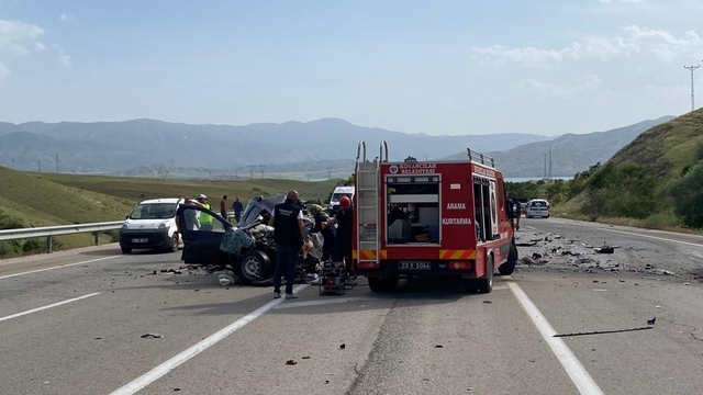 Elazığ'da tır ile otomobilin çarpıştığı kazada 1 kişi öldü, 2 kişi ağır yaralandı