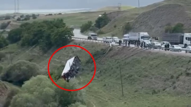 Elazığ'da TIR ile otomobil çarpıştı: 1 ölü, 2 ağır yaralı (2)