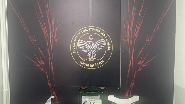 İzmir'de iş yerlerinden hırsızlık yapan 2 zanlı tutuklandı