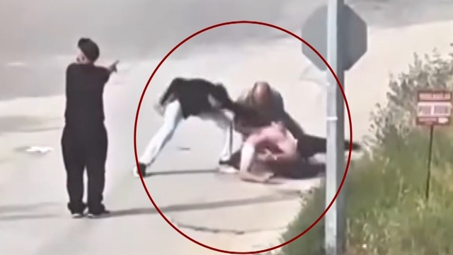 Elazığ'da tekme ve yumruklu kavga kamerada