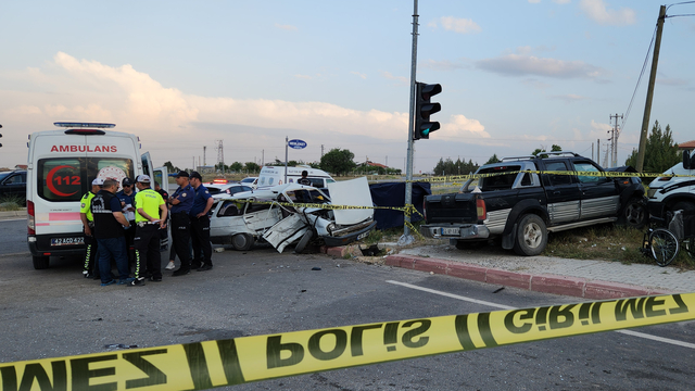 Konya'da otomobil ile kamyonet çarpıştı; karı- koca öldü, 4 yaralı