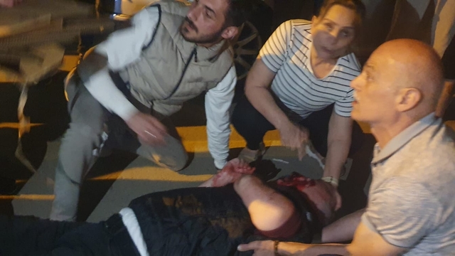 Sakarya'da, servis minibüsünün çarptığı emekli polis yaralandı