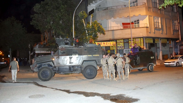Polisin 'Dur' ihtarına ateş açarak karşılık verdi; bacağından vurularak yakalandı
