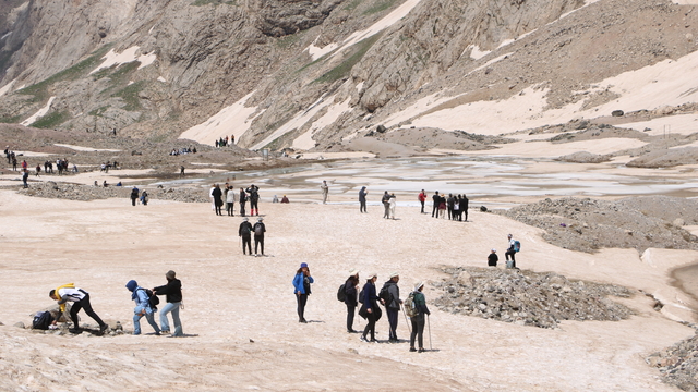 Hakkari'nin 20 bin yıllık buzullarına ilgi arttı; doğaseverler erimeye dikkat çekti