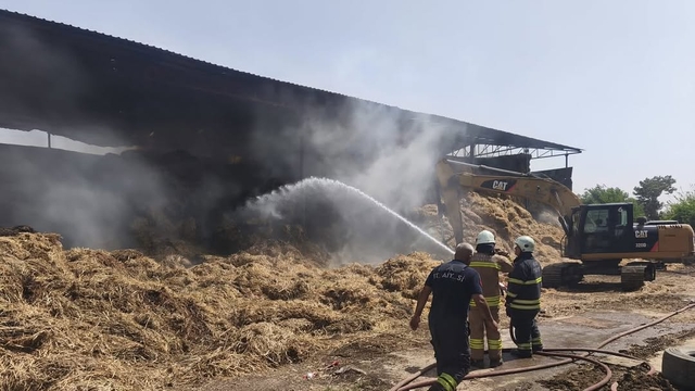 Hatay'da samanlıkta çıkan yangın