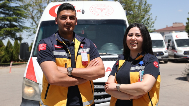 Sağlık çalışanı çift aynı ambulansta hayat kurtarmak için çalışıyor